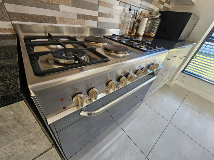 To Let 3 Bedroom Property for Rent in Monavoni Gauteng