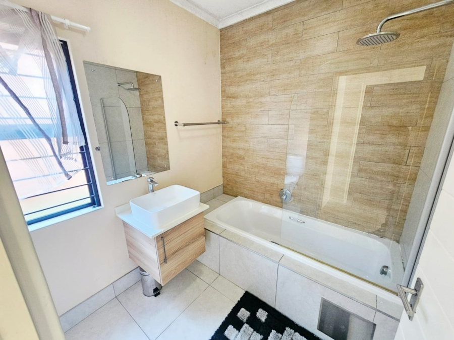 2 Bedroom Property for Sale in Louwlardia Gauteng