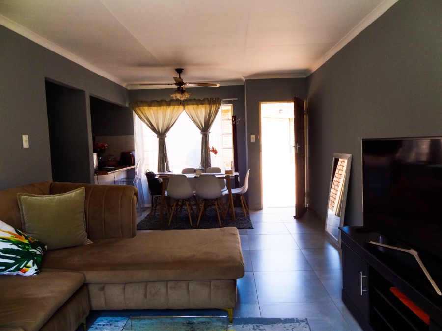 To Let 2 Bedroom Property for Rent in Eldoraigne Gauteng