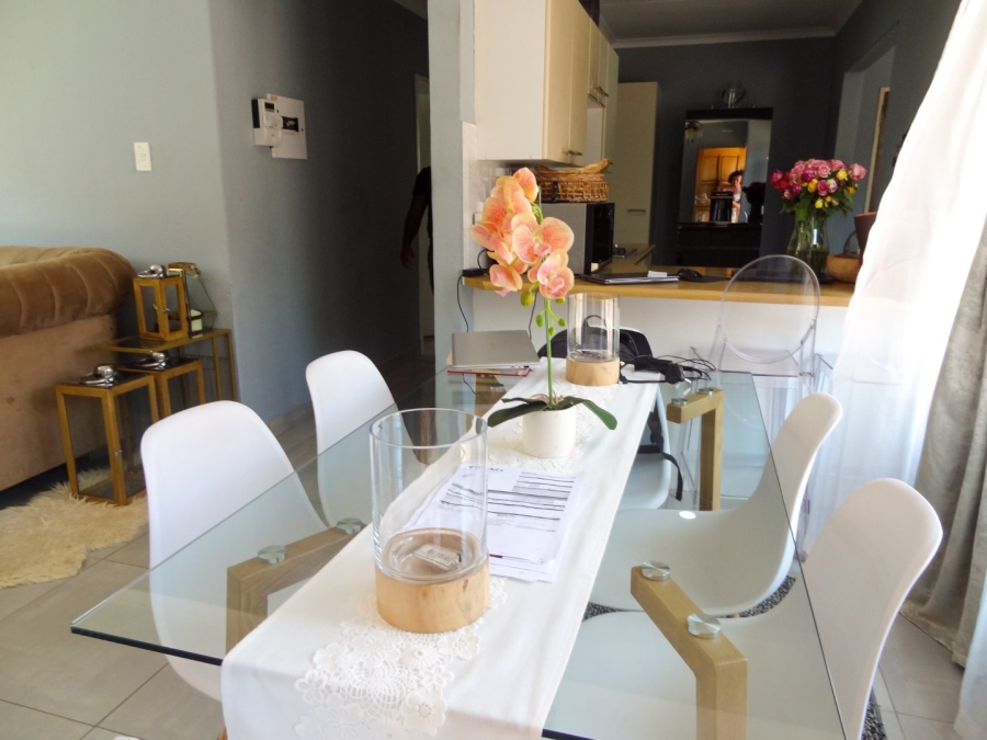 To Let 2 Bedroom Property for Rent in Eldoraigne Gauteng