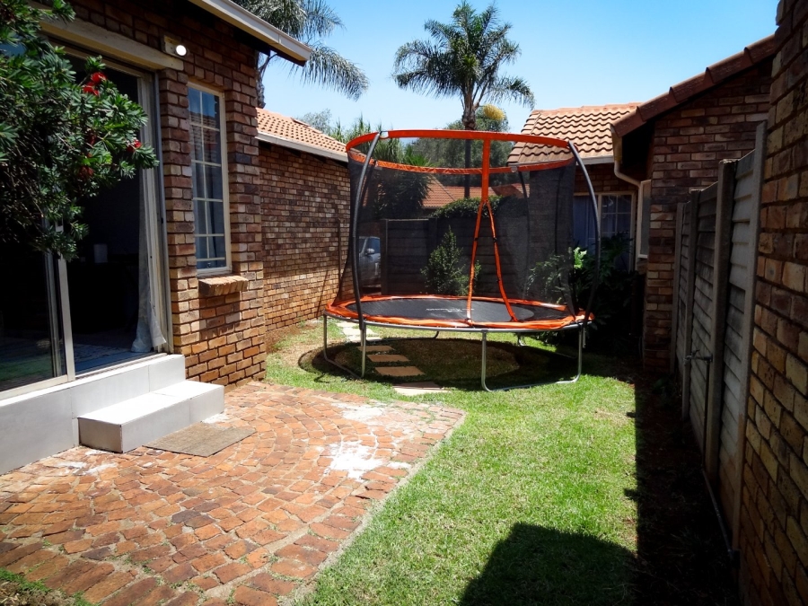 To Let 2 Bedroom Property for Rent in Eldoraigne Gauteng