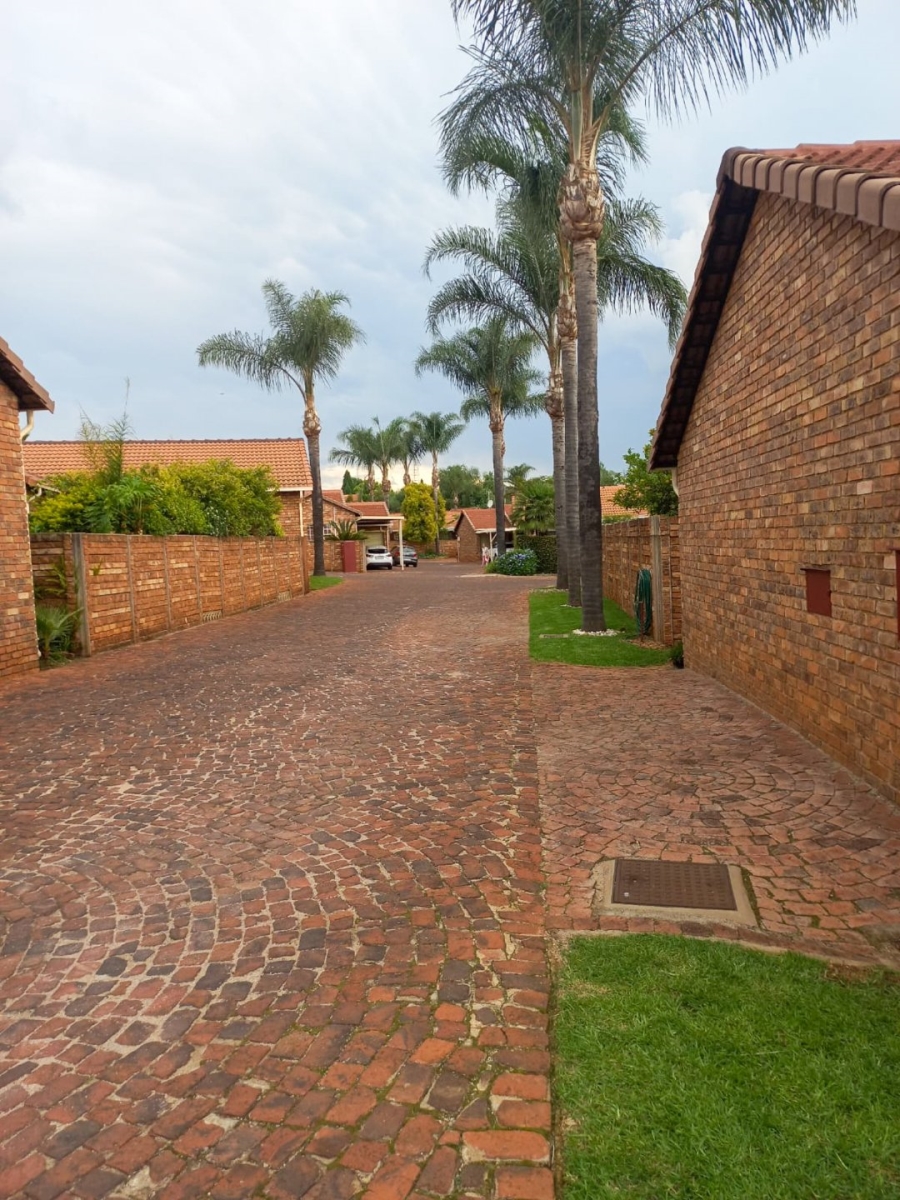 To Let 2 Bedroom Property for Rent in Eldoraigne Gauteng