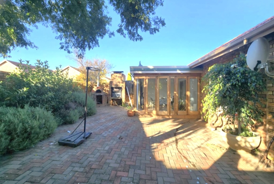 2 Bedroom Property for Sale in Rooihuiskraal North Gauteng