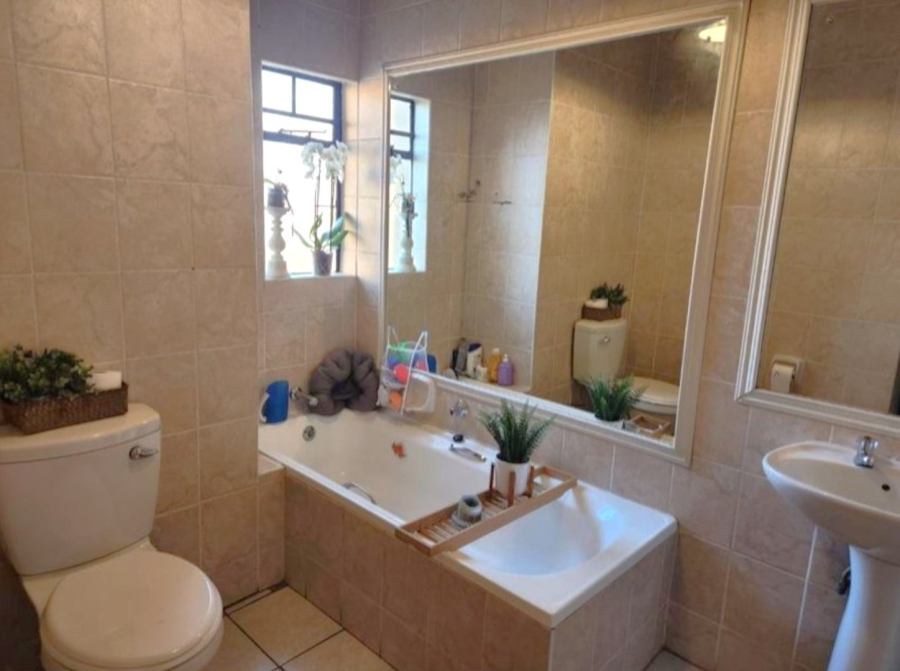 2 Bedroom Property for Sale in Rooihuiskraal North Gauteng