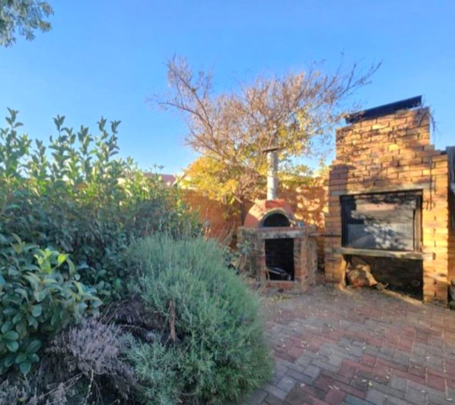 2 Bedroom Property for Sale in Rooihuiskraal North Gauteng