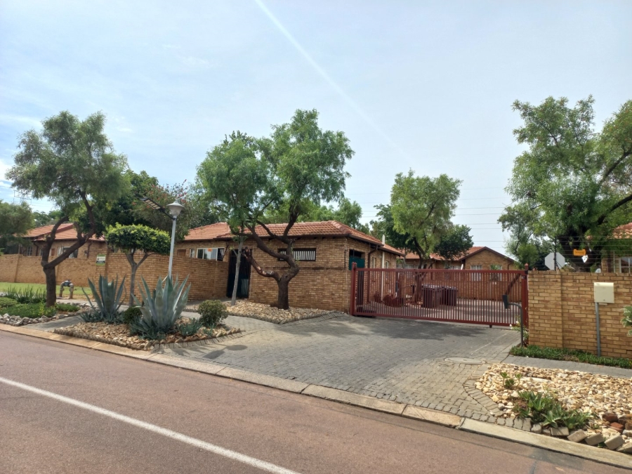 3 Bedroom Property for Sale in Kosmosdal Gauteng