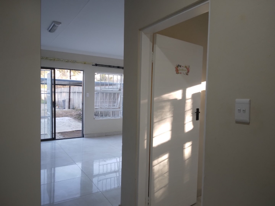 To Let 2 Bedroom Property for Rent in Glen Austin Gauteng