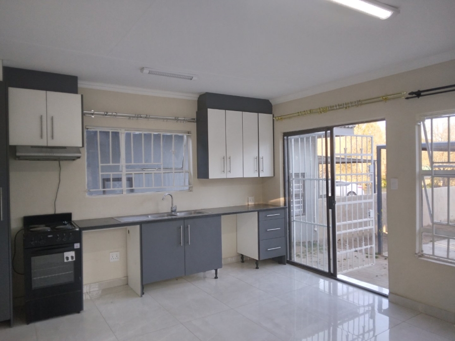To Let 2 Bedroom Property for Rent in Glen Austin Gauteng