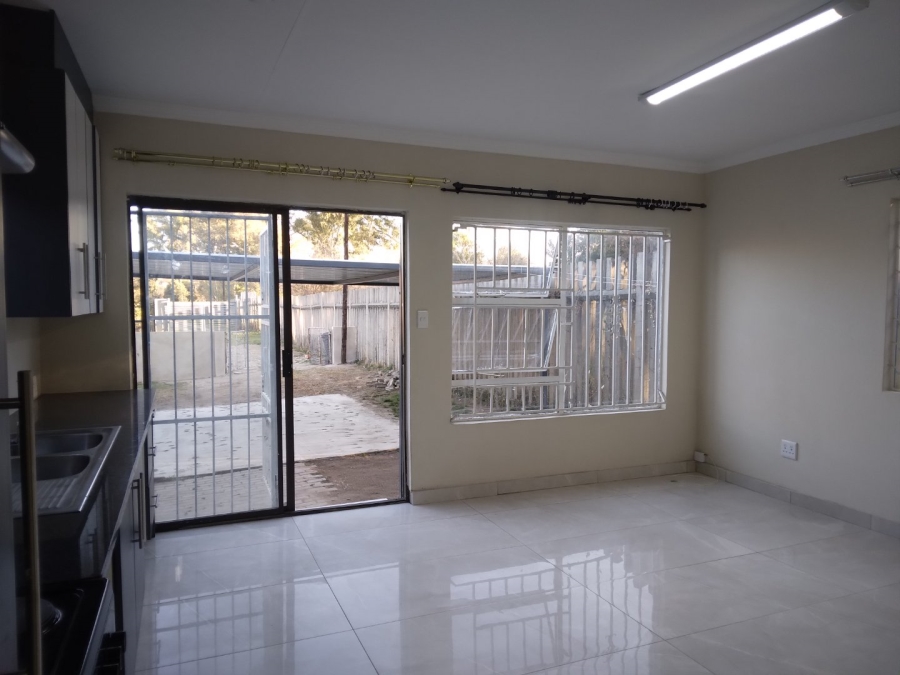 To Let 2 Bedroom Property for Rent in Glen Austin Gauteng
