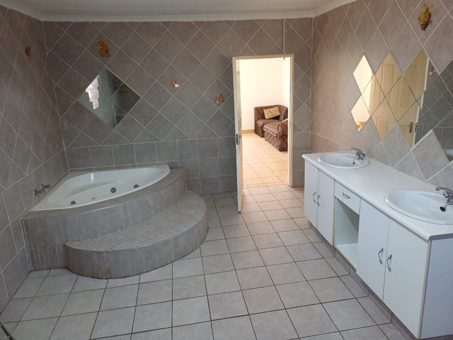 To Let 4 Bedroom Property for Rent in Florida Gauteng