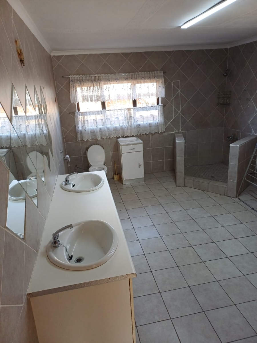 To Let 4 Bedroom Property for Rent in Florida Gauteng