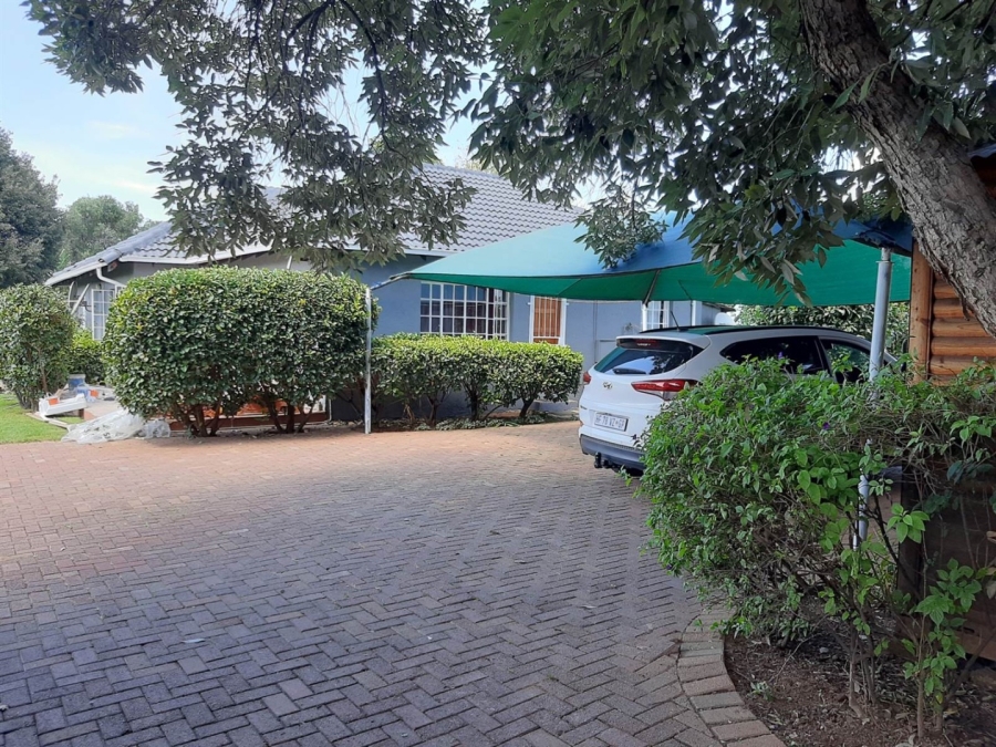 To Let 2 Bedroom Property for Rent in Linden Gauteng