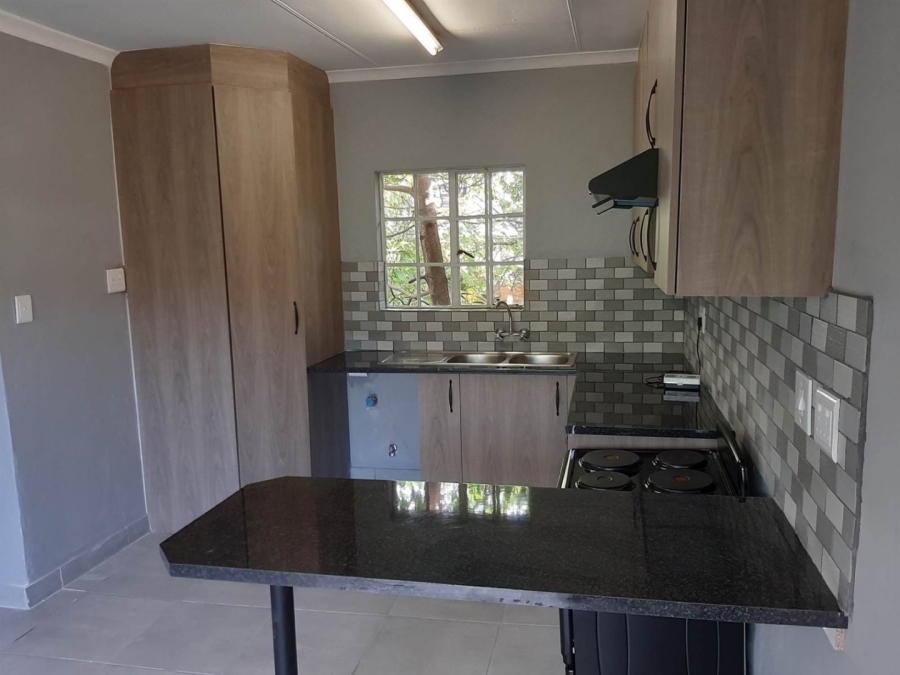 To Let 2 Bedroom Property for Rent in Linden Gauteng