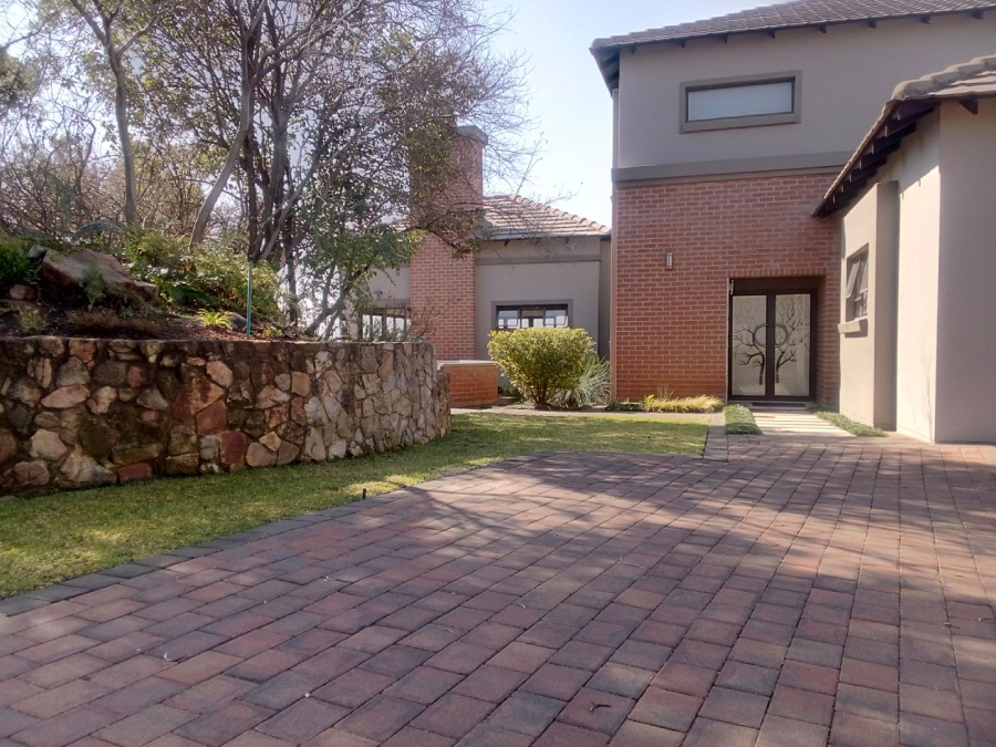 5 Bedroom Property for Sale in Monavoni Gauteng