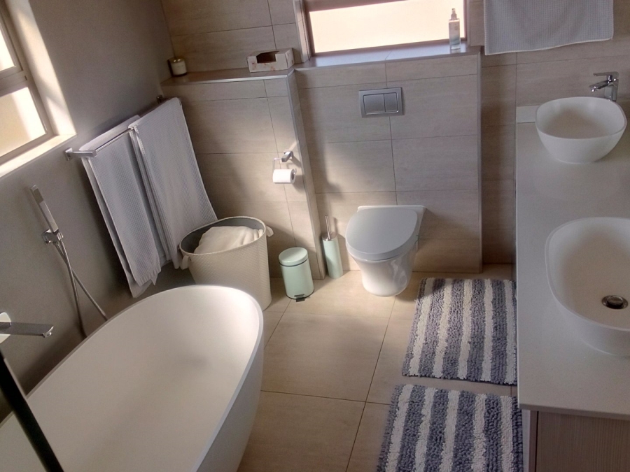 5 Bedroom Property for Sale in Monavoni Gauteng
