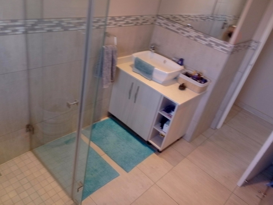 5 Bedroom Property for Sale in Monavoni Gauteng