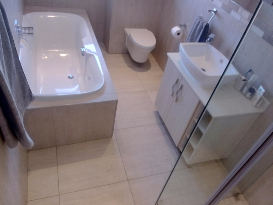 5 Bedroom Property for Sale in Monavoni Gauteng