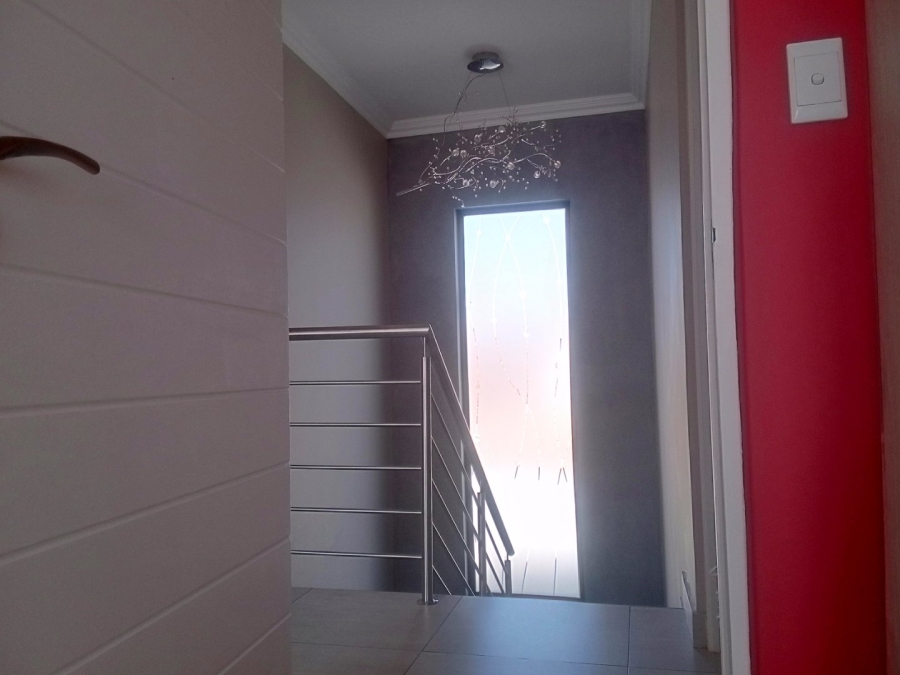 5 Bedroom Property for Sale in Monavoni Gauteng
