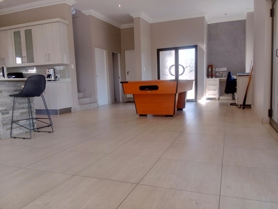 5 Bedroom Property for Sale in Monavoni Gauteng
