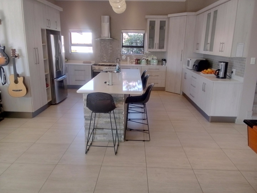 5 Bedroom Property for Sale in Monavoni Gauteng