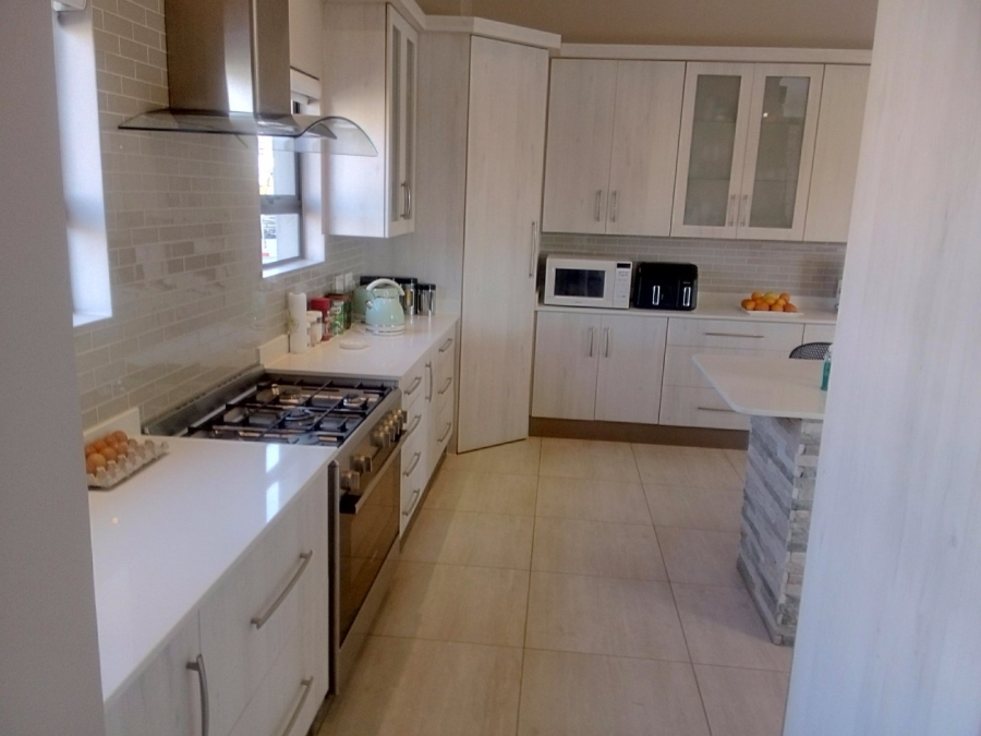 5 Bedroom Property for Sale in Monavoni Gauteng