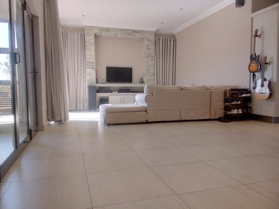 5 Bedroom Property for Sale in Monavoni Gauteng