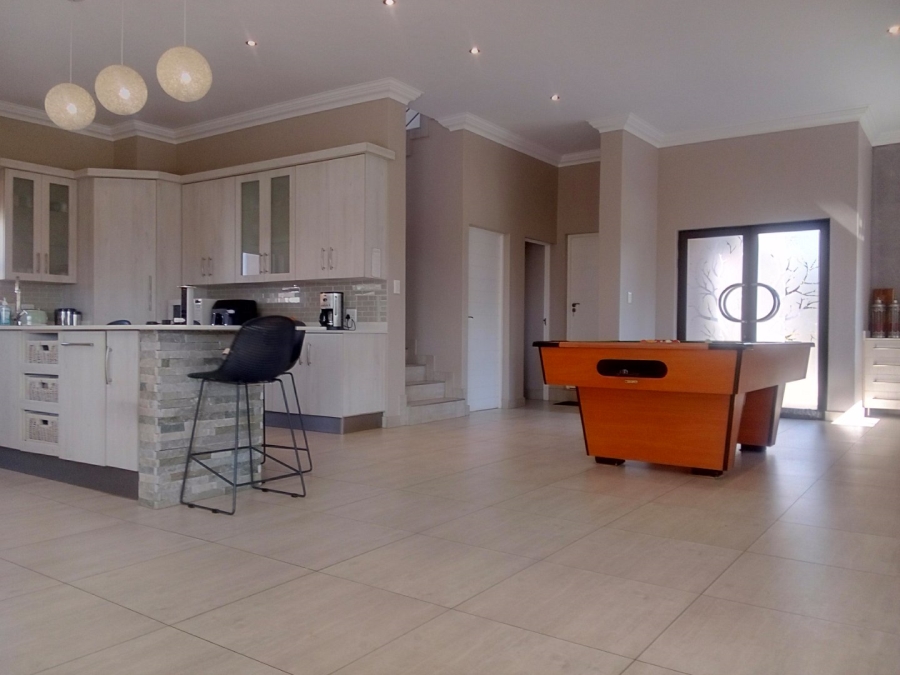 5 Bedroom Property for Sale in Monavoni Gauteng