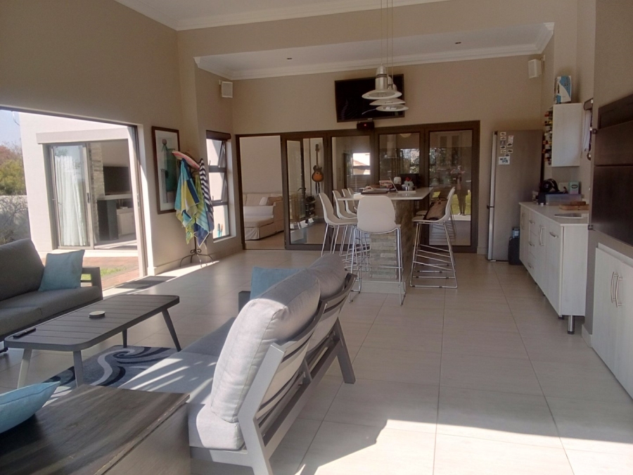 5 Bedroom Property for Sale in Monavoni Gauteng