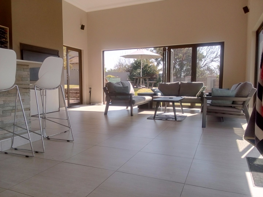 5 Bedroom Property for Sale in Monavoni Gauteng