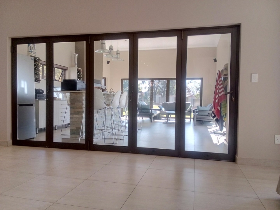 5 Bedroom Property for Sale in Monavoni Gauteng
