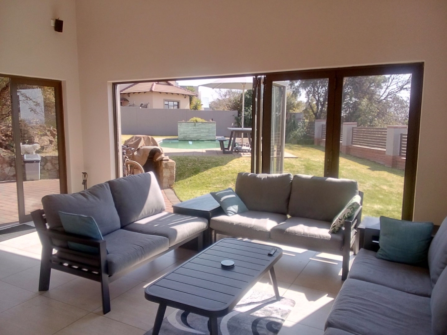 5 Bedroom Property for Sale in Monavoni Gauteng