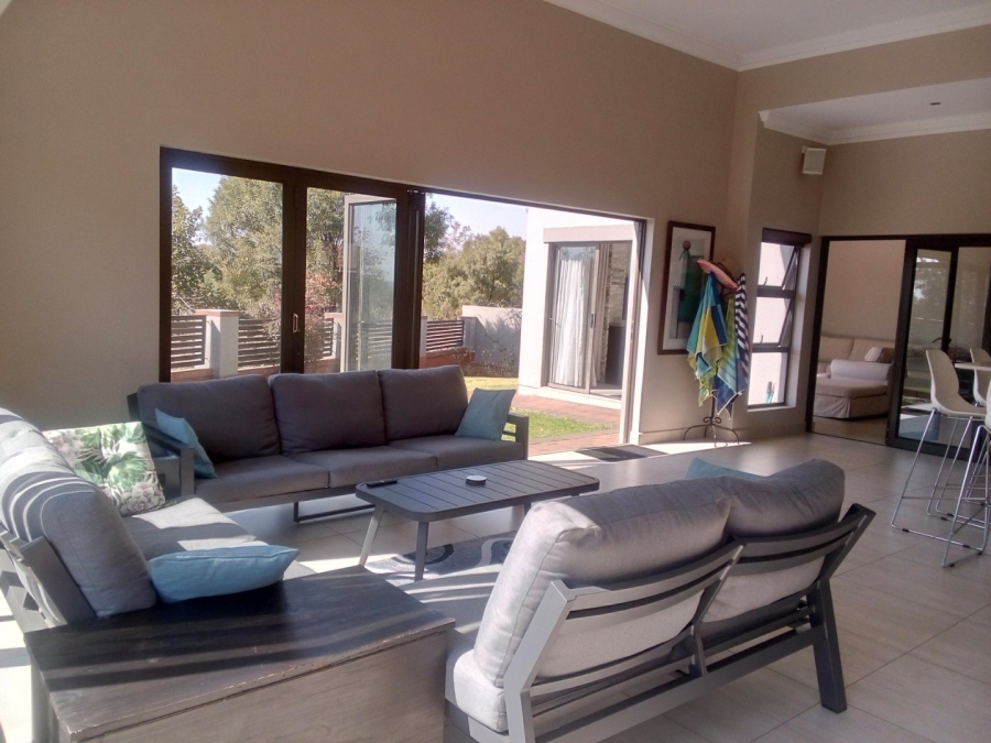 5 Bedroom Property for Sale in Monavoni Gauteng