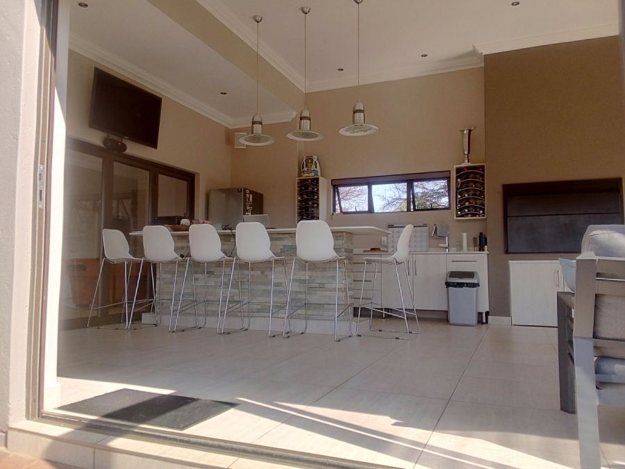 5 Bedroom Property for Sale in Monavoni Gauteng