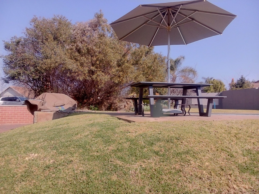 5 Bedroom Property for Sale in Monavoni Gauteng