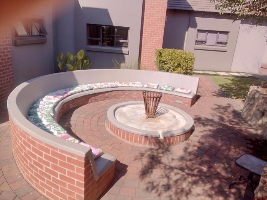 5 Bedroom Property for Sale in Monavoni Gauteng