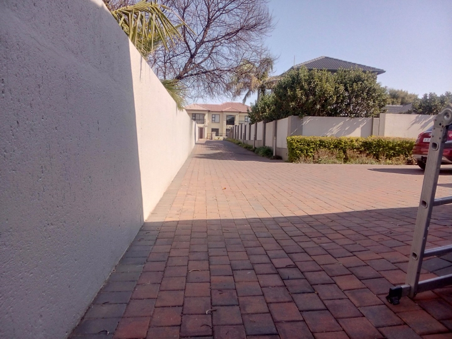 5 Bedroom Property for Sale in Monavoni Gauteng