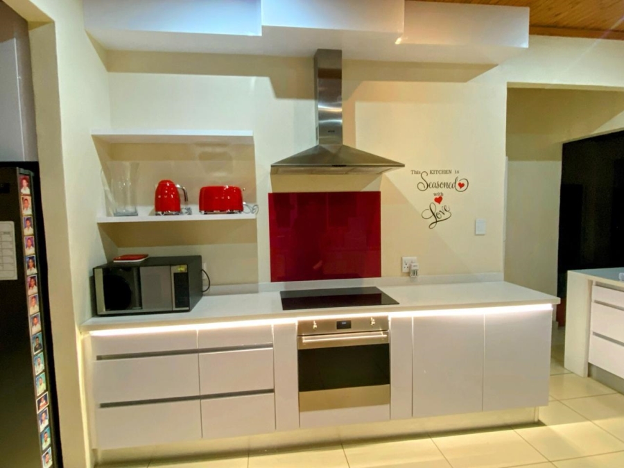5 Bedroom Property for Sale in Zwartkop Gauteng