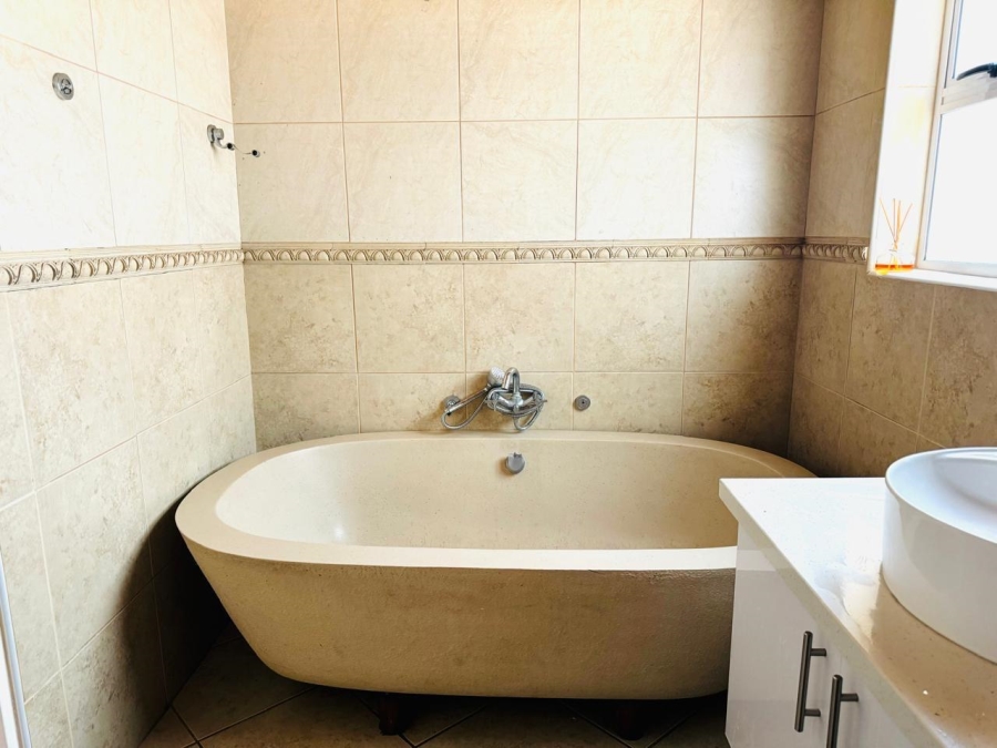 5 Bedroom Property for Sale in Zwartkop Gauteng