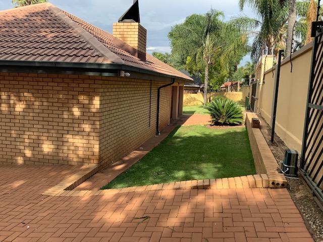 5 Bedroom Property for Sale in Zwartkop Gauteng