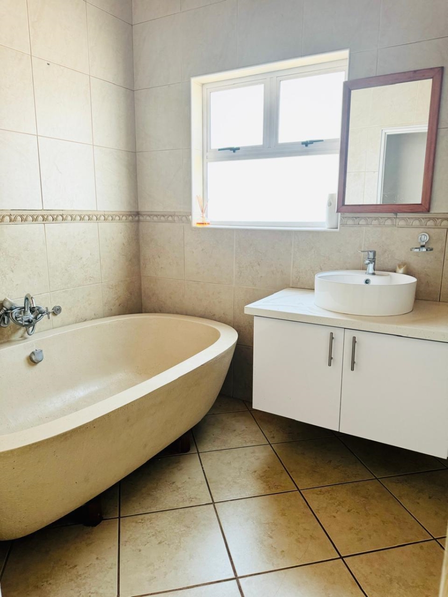 5 Bedroom Property for Sale in Zwartkop Gauteng