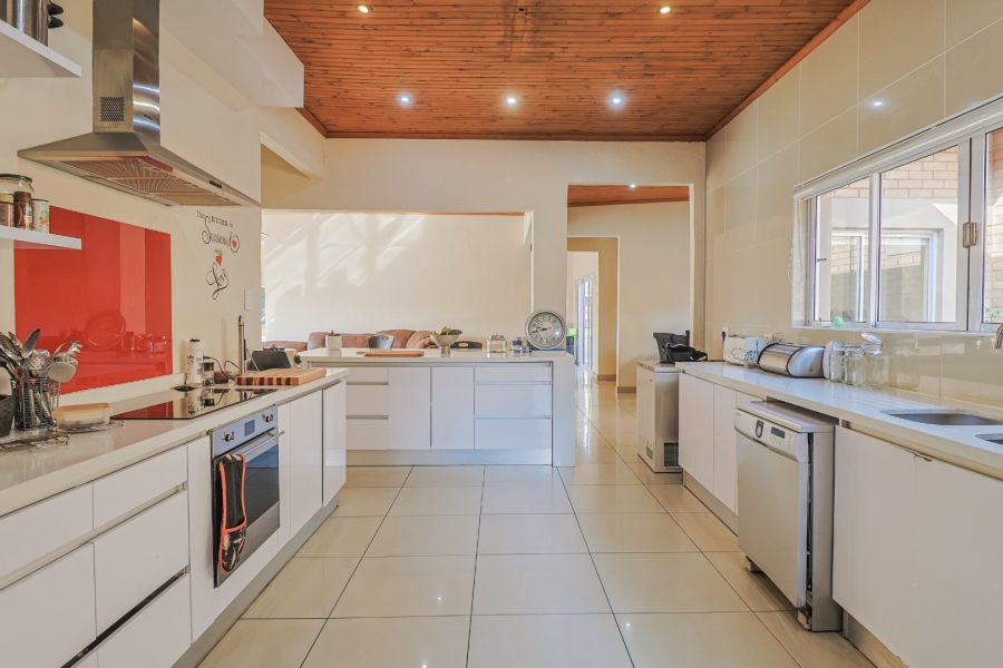 6 Bedroom Property for Sale in Zwartkop Gauteng