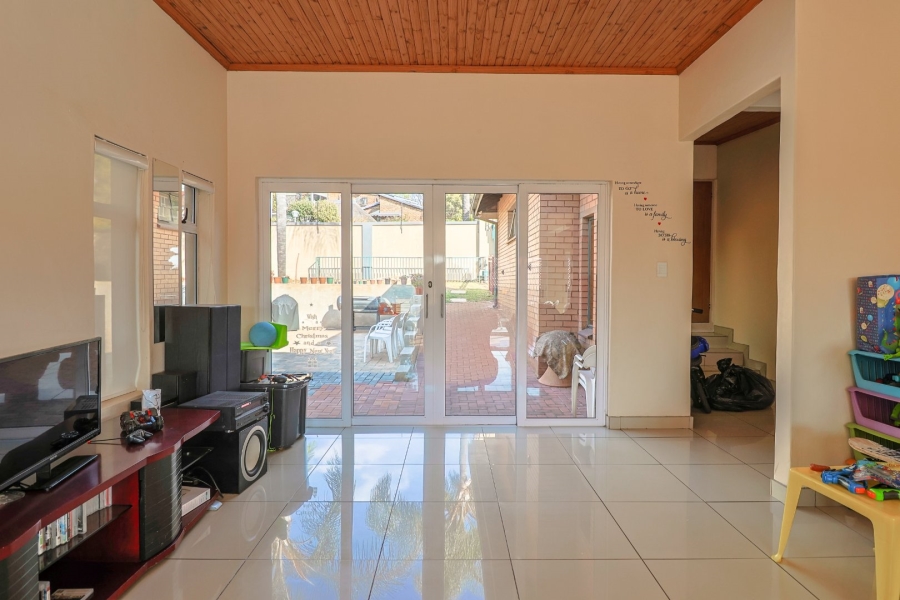 6 Bedroom Property for Sale in Zwartkop Gauteng