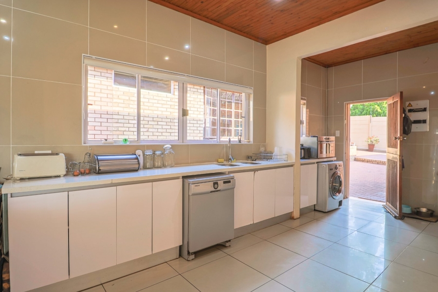6 Bedroom Property for Sale in Zwartkop Gauteng