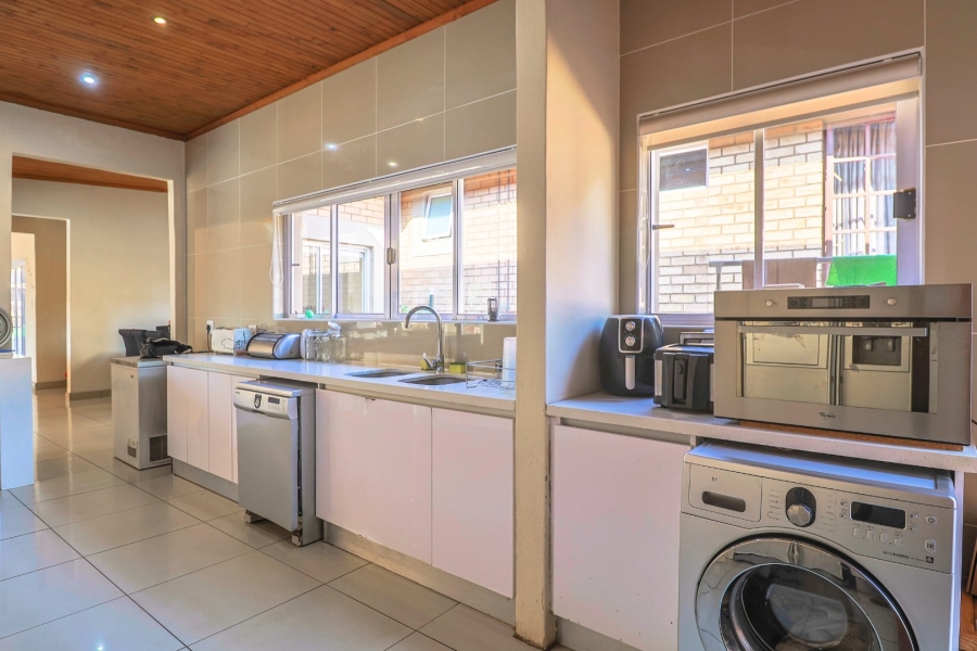 6 Bedroom Property for Sale in Zwartkop Gauteng