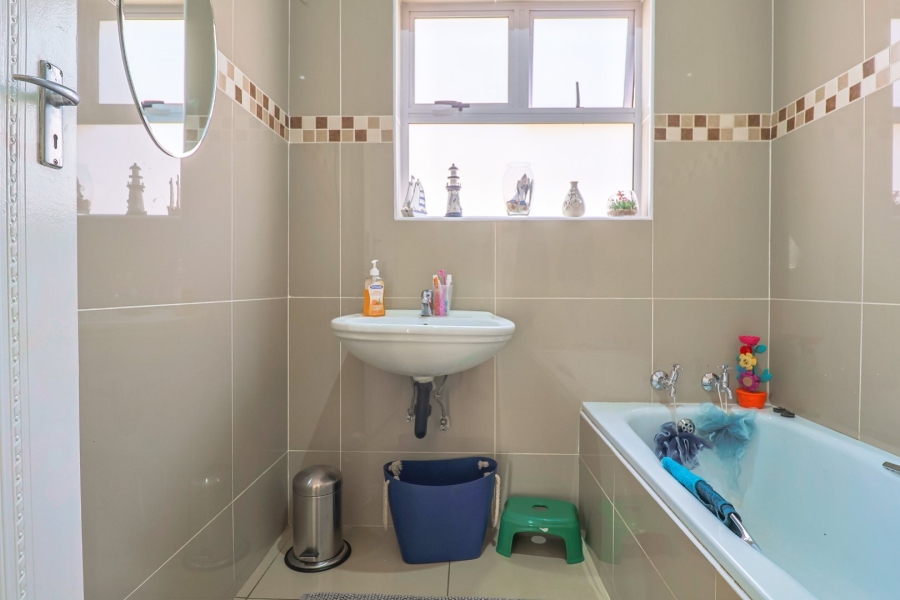 6 Bedroom Property for Sale in Zwartkop Gauteng