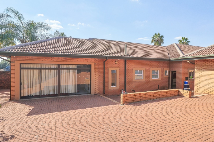 6 Bedroom Property for Sale in Zwartkop Gauteng