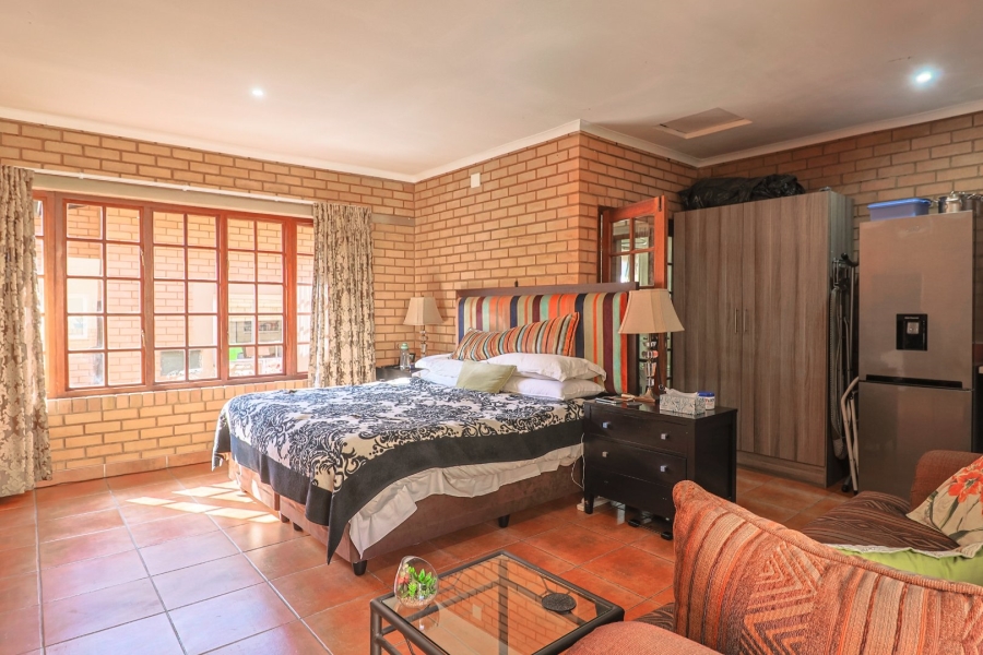 6 Bedroom Property for Sale in Zwartkop Gauteng