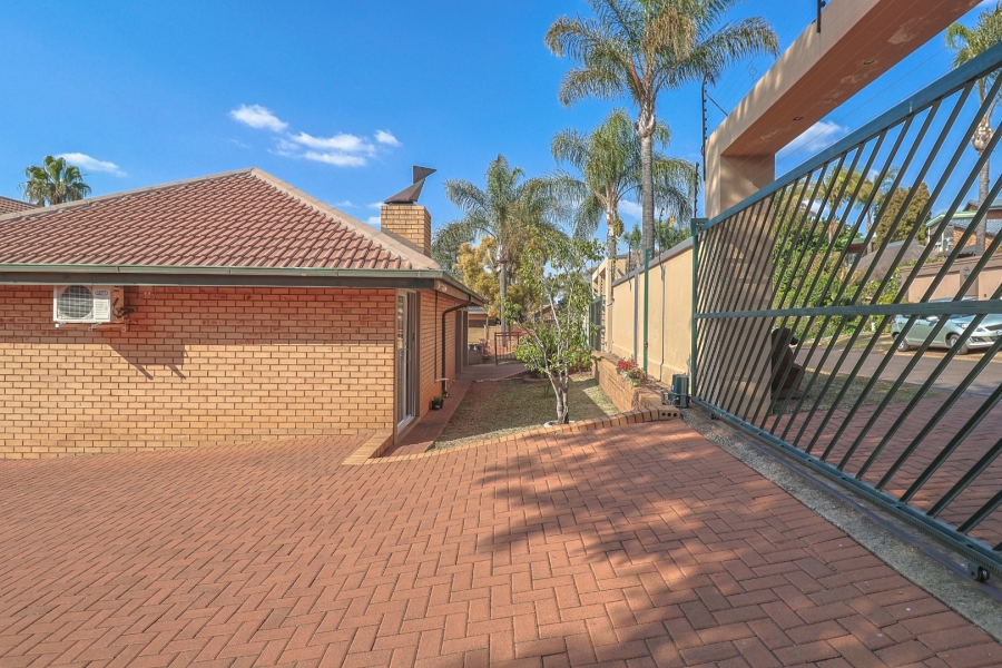 6 Bedroom Property for Sale in Zwartkop Gauteng