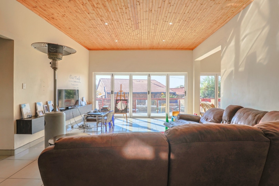 6 Bedroom Property for Sale in Zwartkop Gauteng