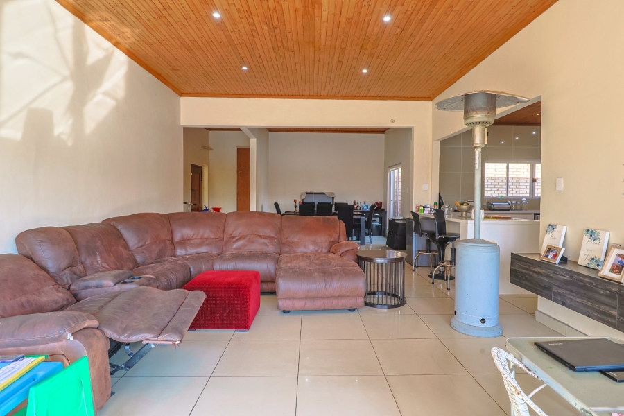 6 Bedroom Property for Sale in Zwartkop Gauteng